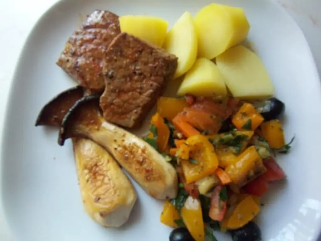 Стейк из телятины со средиземноморскими овощами