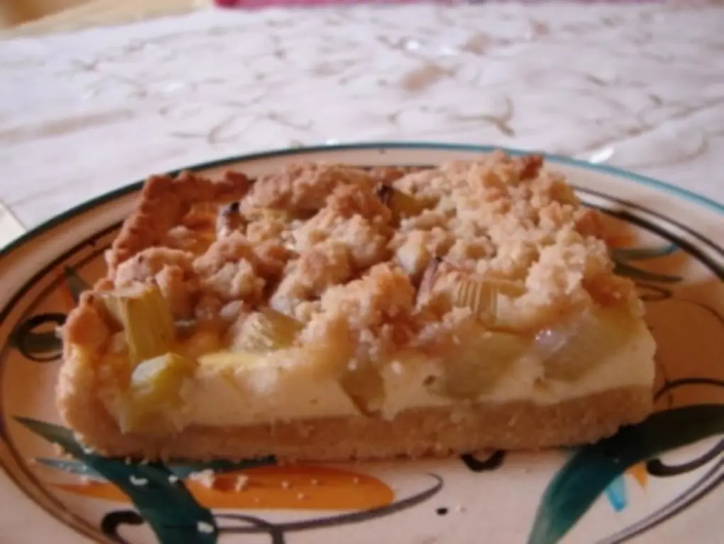Торт из ревеня с творогом и крамблом