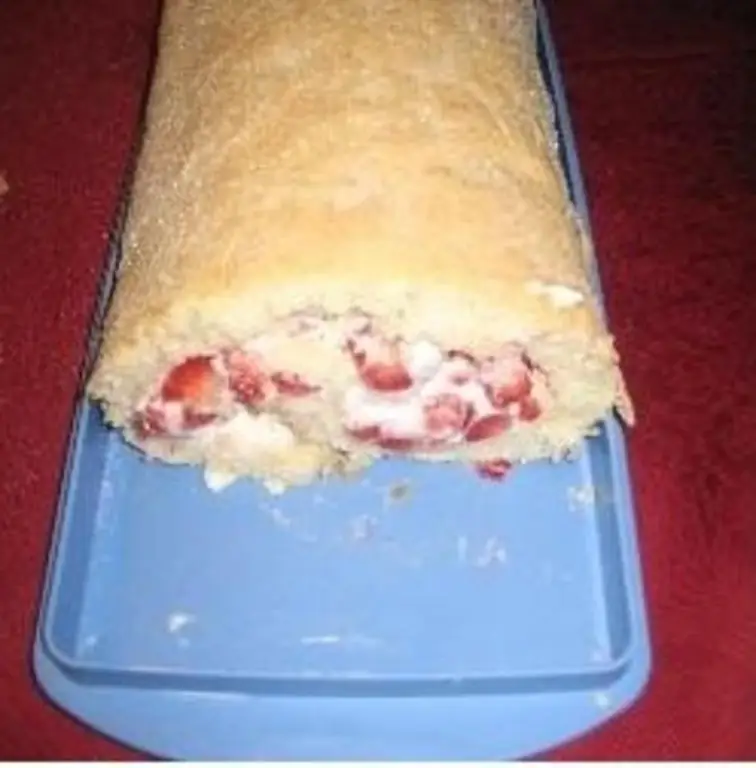 Клубничный рулет с яйцами и сахаром