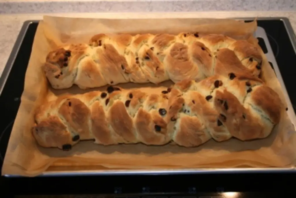 Дрожжевая коса с кубиками дрожжей и апельсиновой цедрой