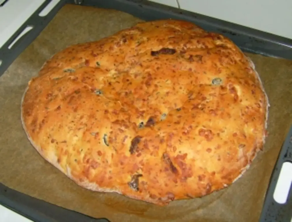 Фокачча Итальянская лепешка с помидорами, оливками и сыром