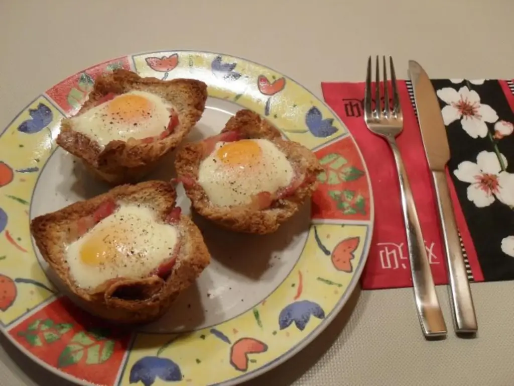 Тостовый маффин с беконом и яйцом