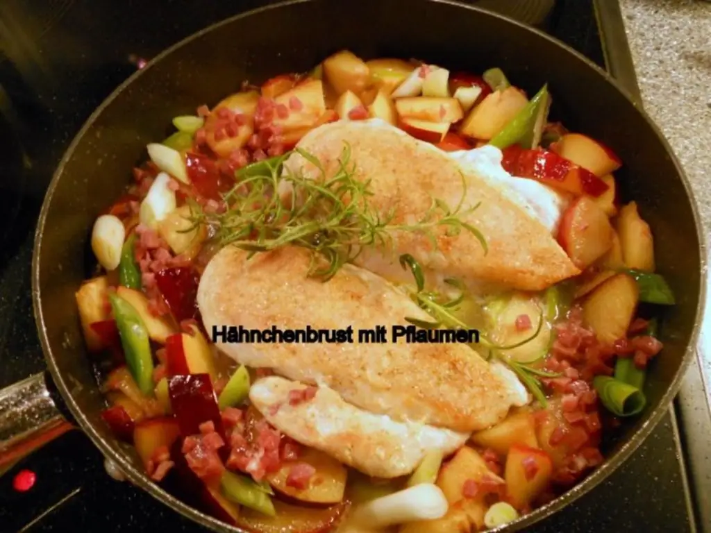 Куриное филе с фруктово-сливовым соусом
