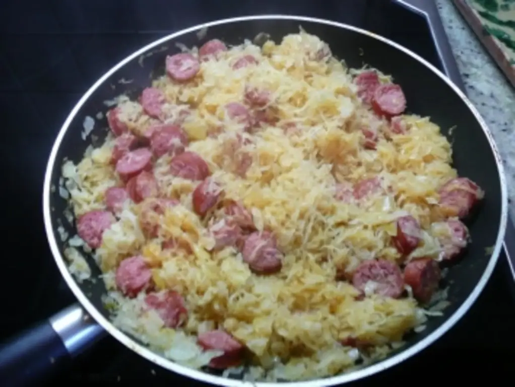 Пирог из квашеной капусты с картофелем и мелко нарезанным луком
