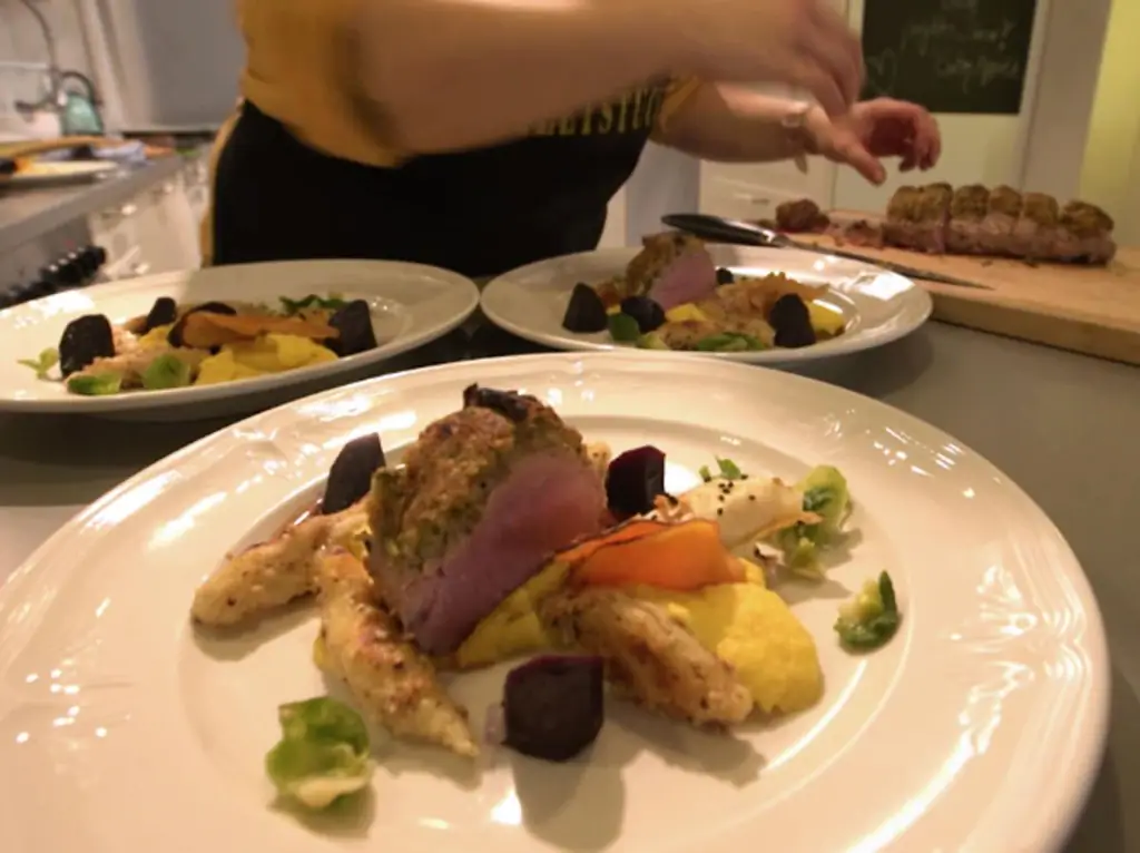 Лань с корочкой из трав, фундуком