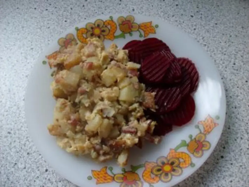Жареный картофель с яйцом и свеклой
