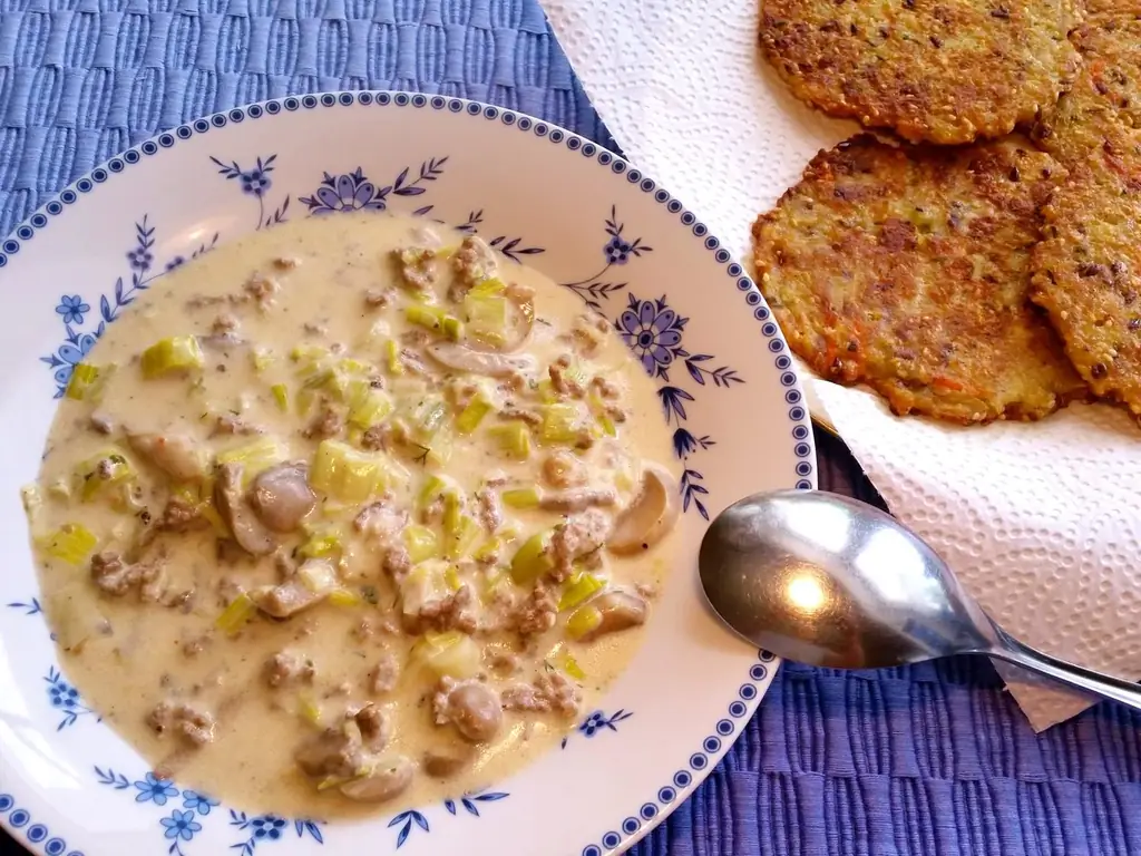 Суп из лука-порея с говяжьим фаршем и сыром