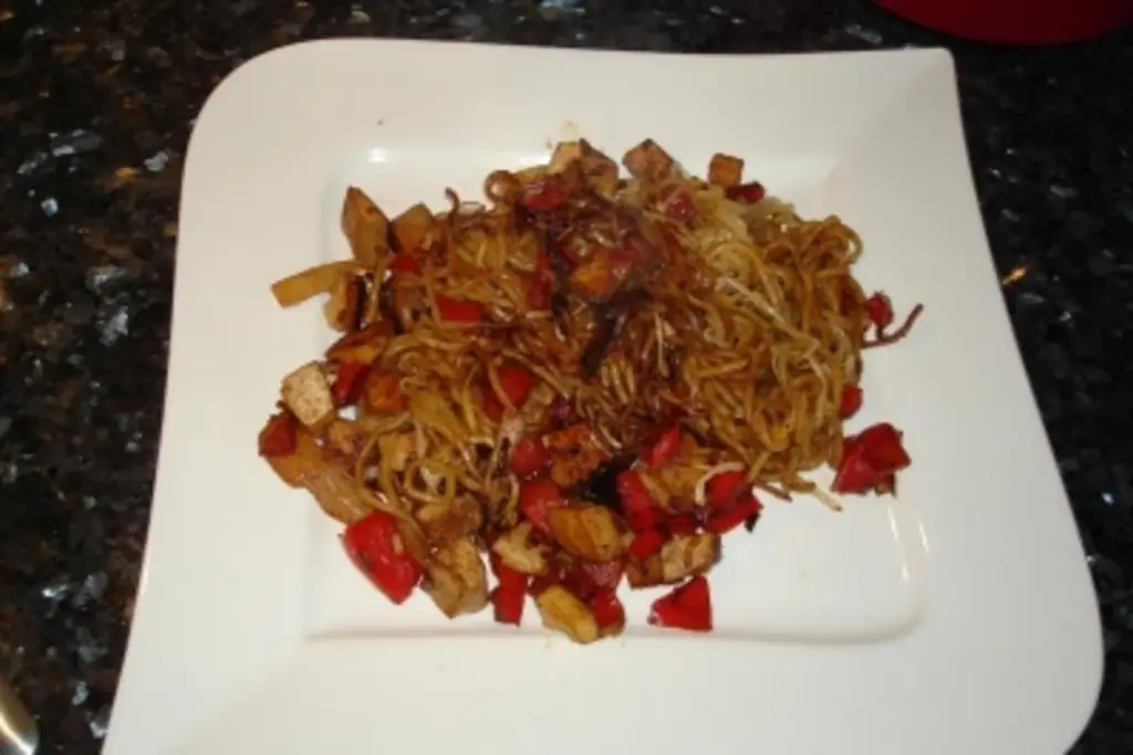 Азиатская жареная лапша с овощами и тофу