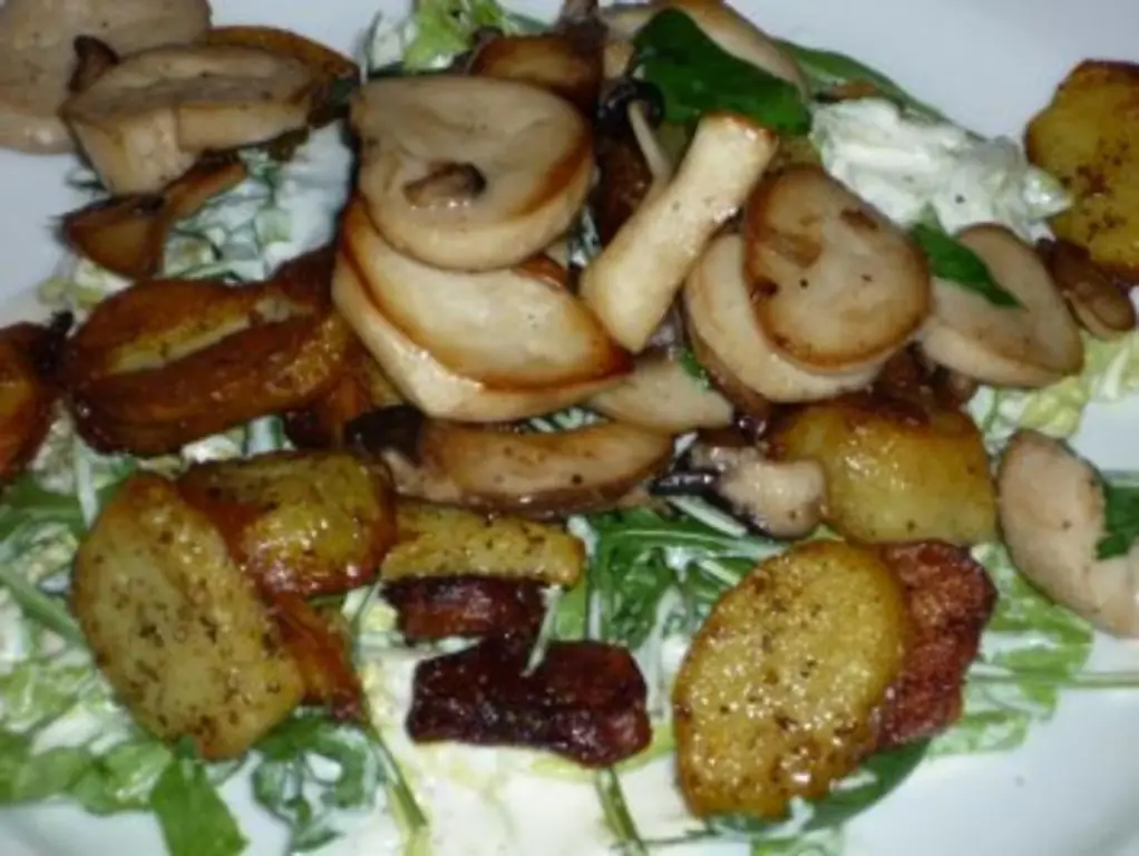 Салат с пряными грибами и жареным картофелем