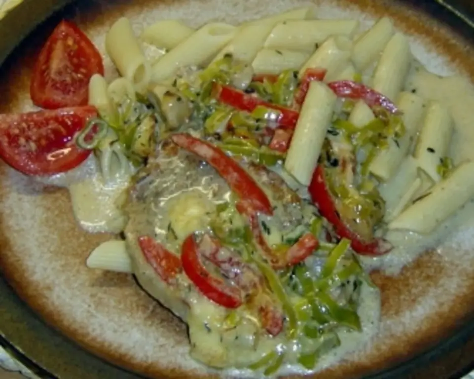 Минутные стейки с овощами в креме