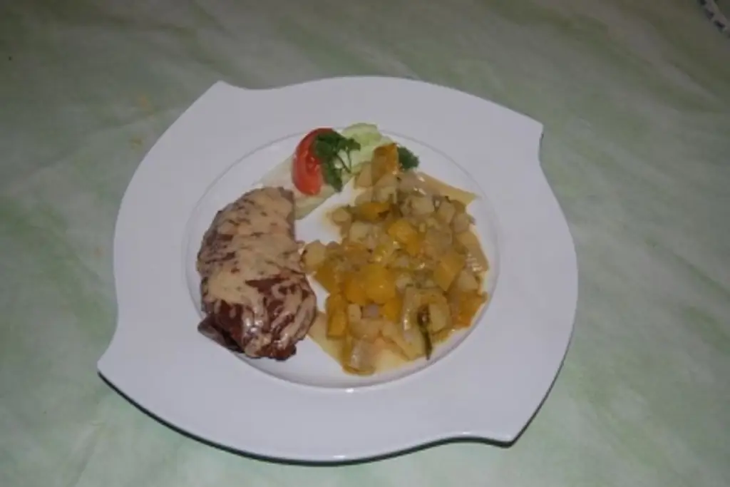 Стейк из говяжьей вырезки с овощами из тыквы
