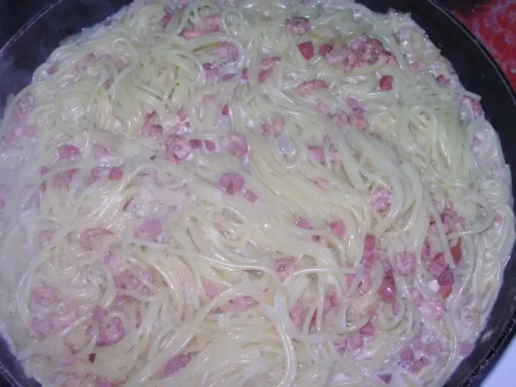 Спагетти с беконом и креветками