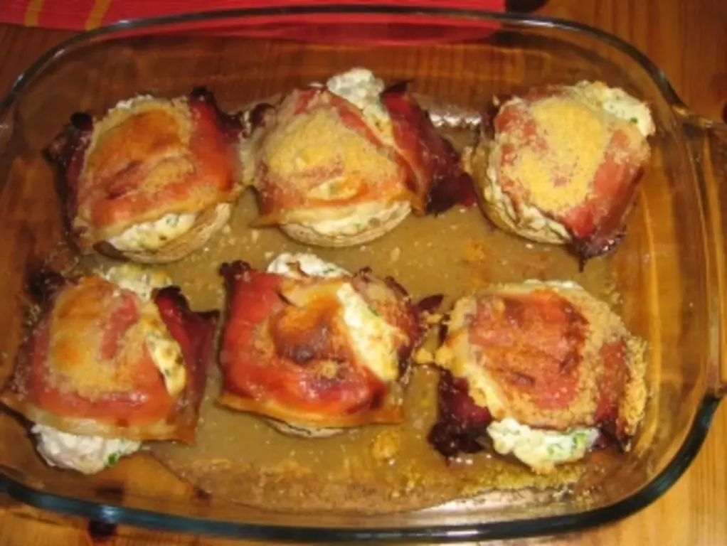 Грибы, фаршированные беконом