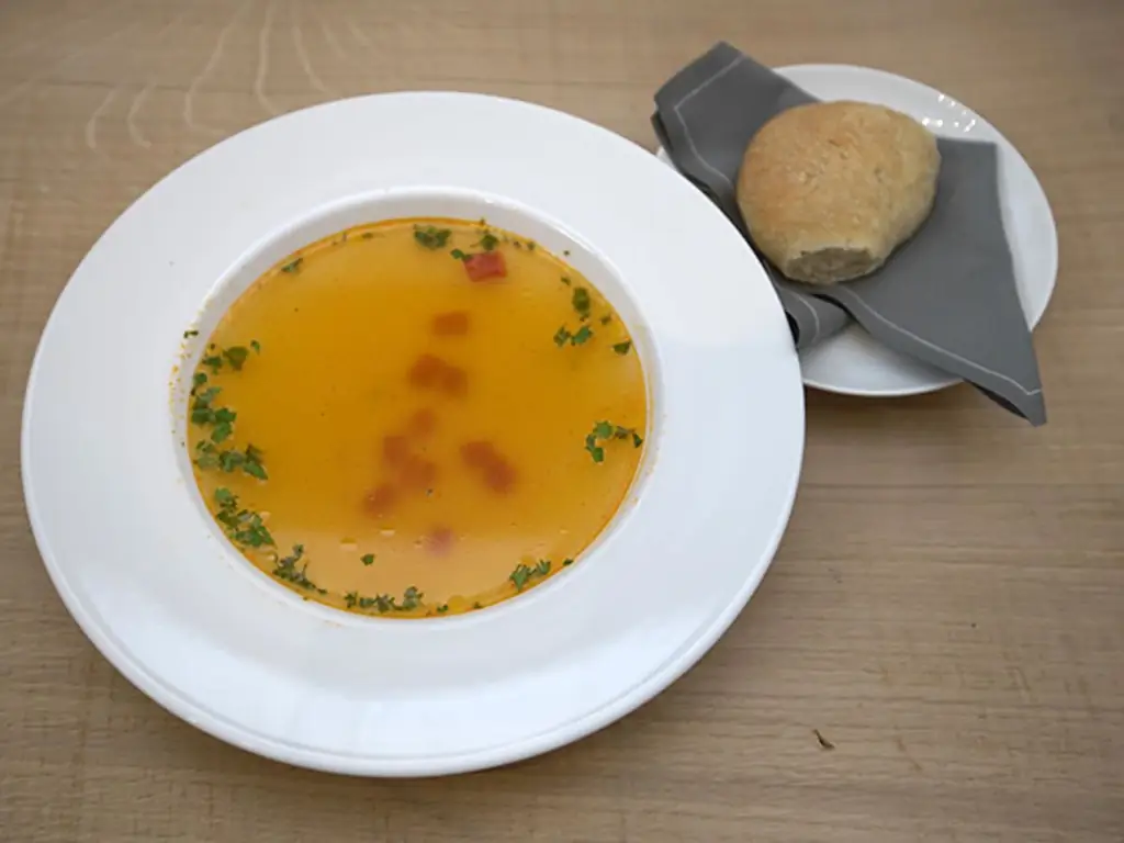 Томатный суп с хлебом и маслом с зеленью