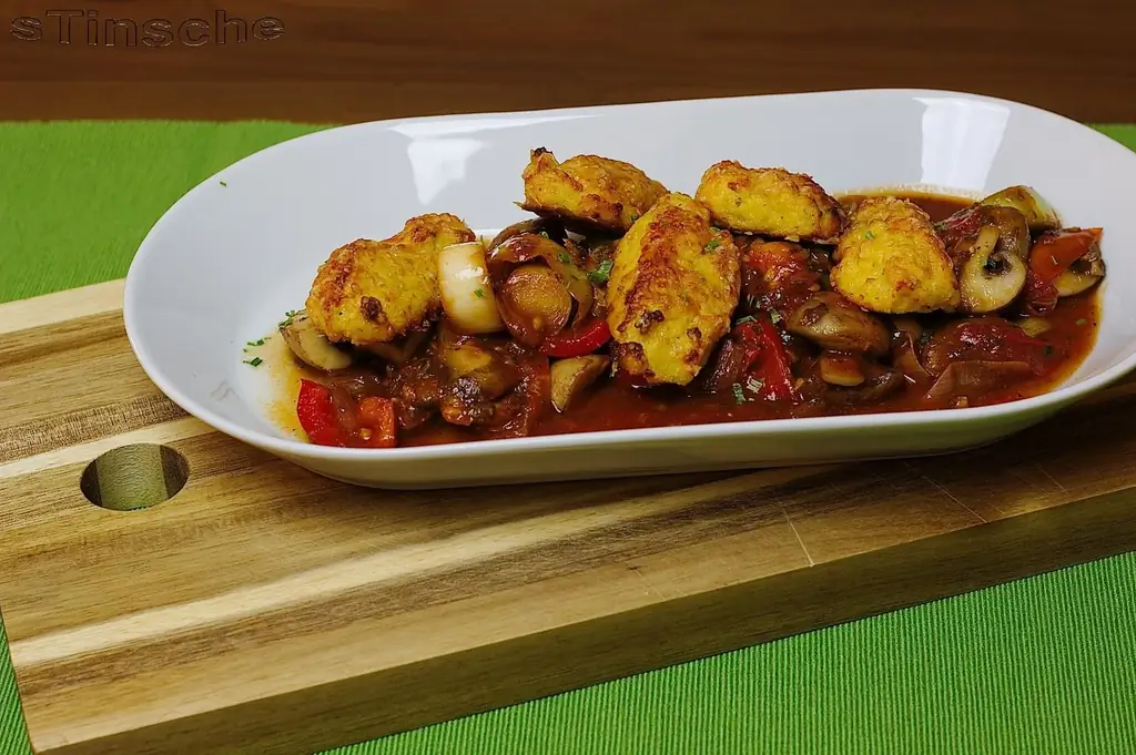 Пельмени Полтан, запеченные на овощах средиземноморской кухни