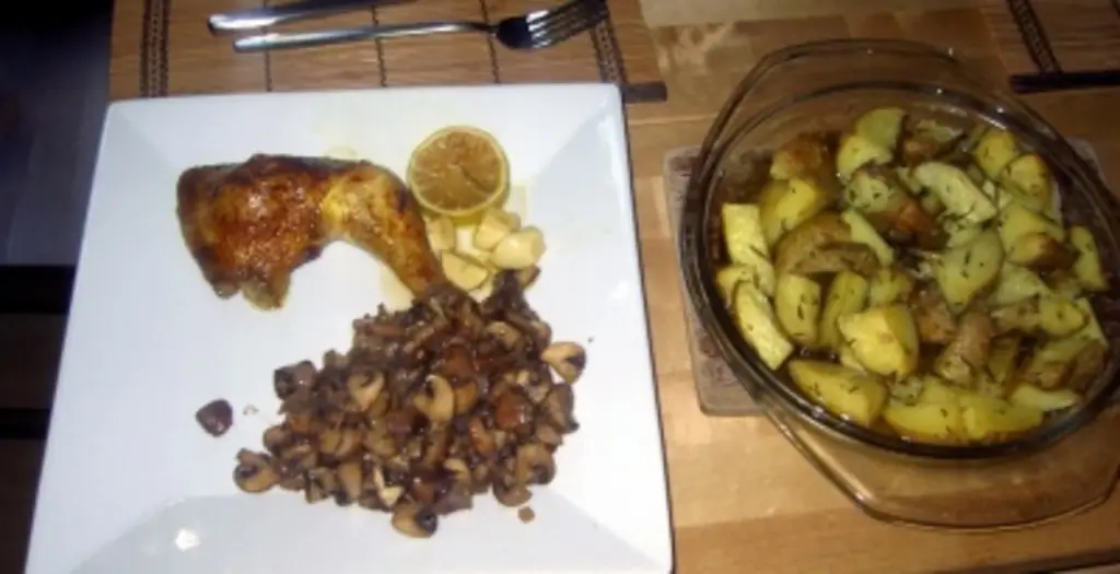 Острые куриные бедра на подушке из лайма с жареными грибами и картофелем с розмарином