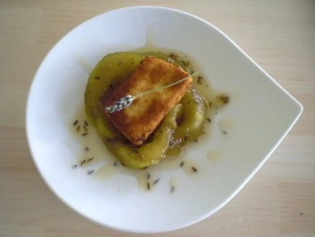 Лавандовые дыни конфи с запеченным козьим сыром