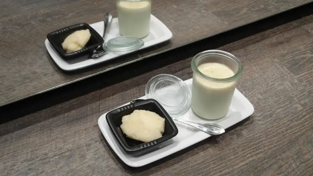 Карамелизованный мусс из хрена с яблочным соусом и яблочным сорбетом