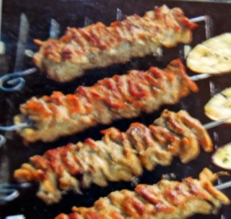 Мясной шашлык по-гречески с томатным соусом