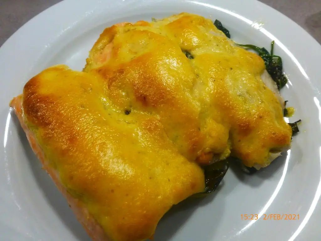 Запеканка из картофеля, шпината и рыбного филе с лаймом