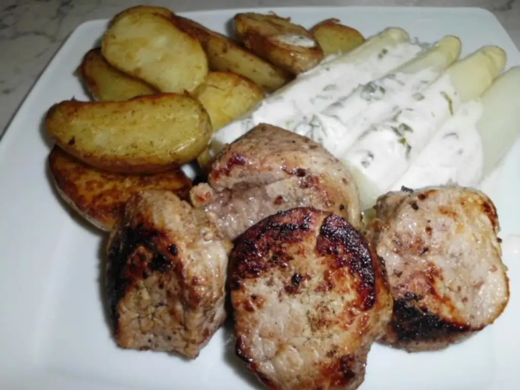 Филе с красным перцем, жареным картофелем с розмарином и спаржей с соусом из черемши