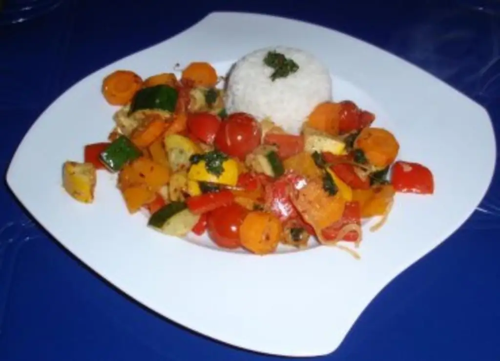 Поздние летние овощи с маслом и рисом басмати