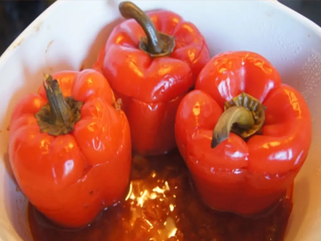 Фаршированные и запеченные красные перцы