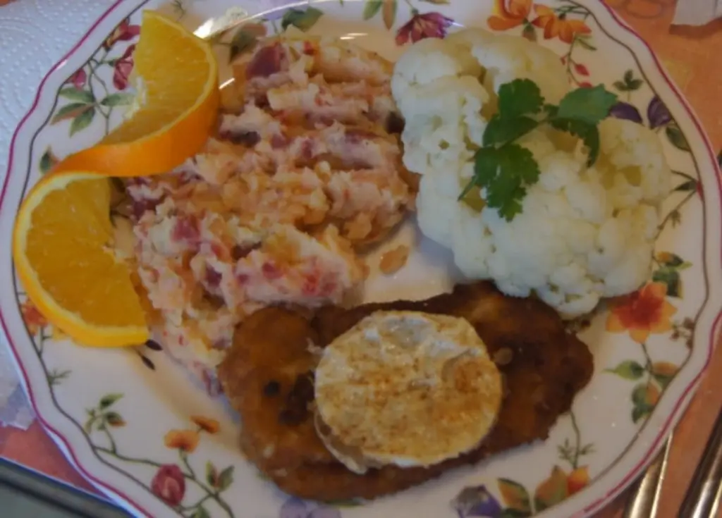Шницель минутный с цветной капустой и свеклой