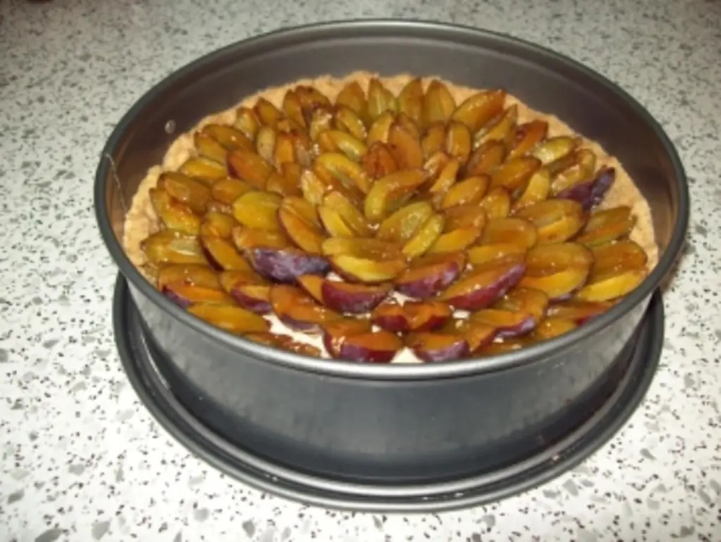Сливовый пирог с мукой и молотым миндалем