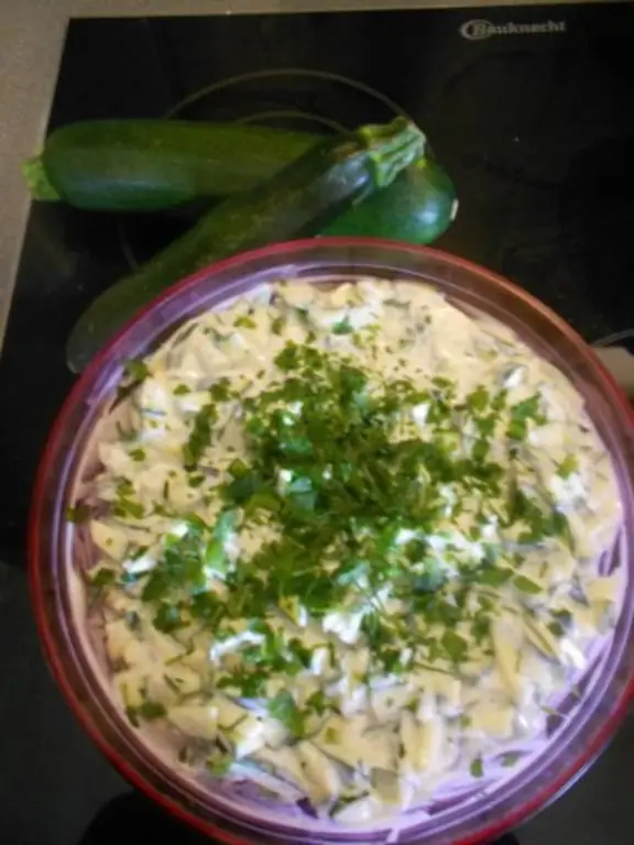 Салат из кабачков очень вкусный и очень чесночный :D, пожалуйста, сделайте его за день, он должен пройти
