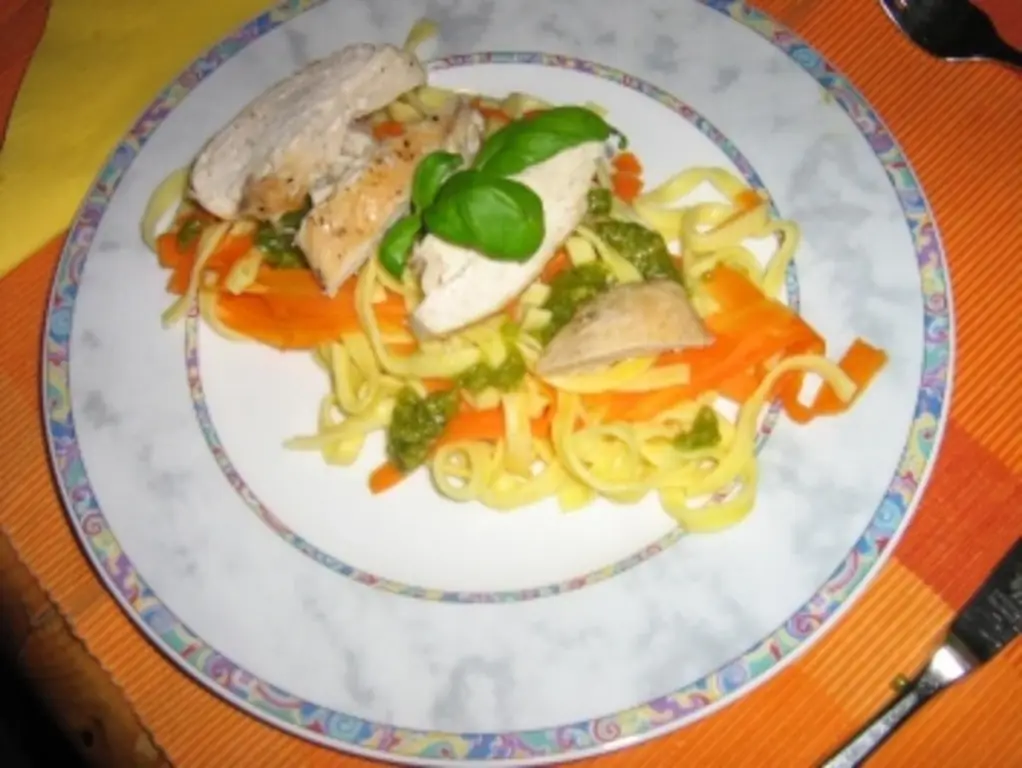 Куриная грудка с овощной пастой и арахисом