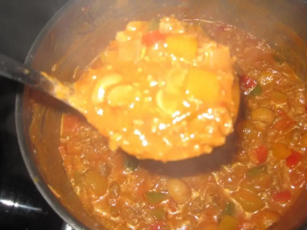 Суп для вечеринки с кетчупом карри, абрикосами, перцем и мясным фаршем