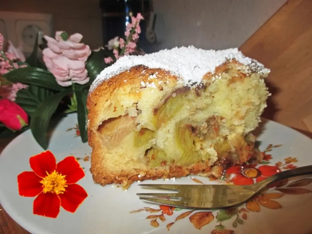Сочный пирог с ревенем
