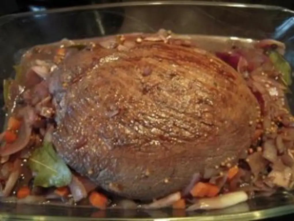 Жареная рулька оленины с рулькой оленины без костей и чашками красного вина