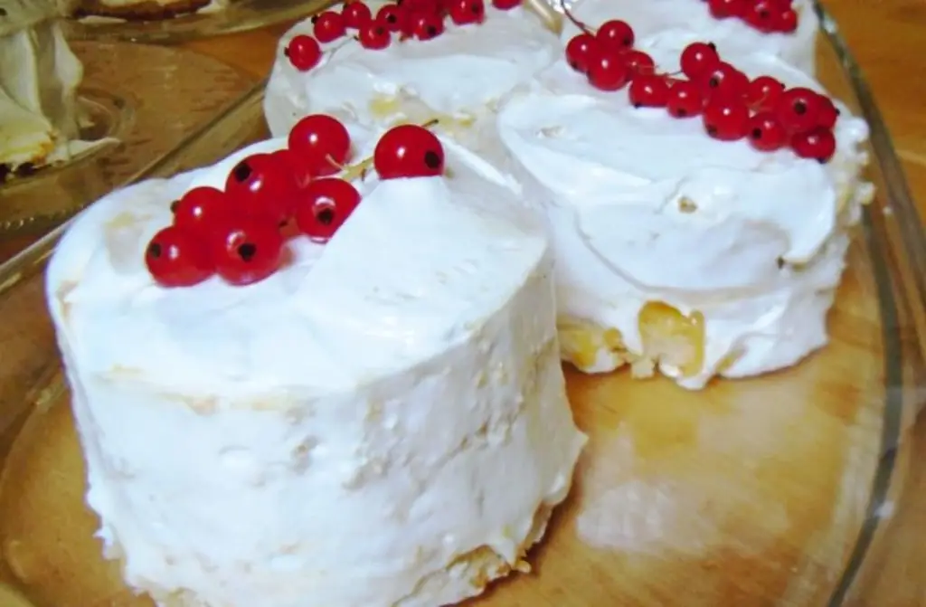 Белые пирожные с лимонным курдом и глазурью
