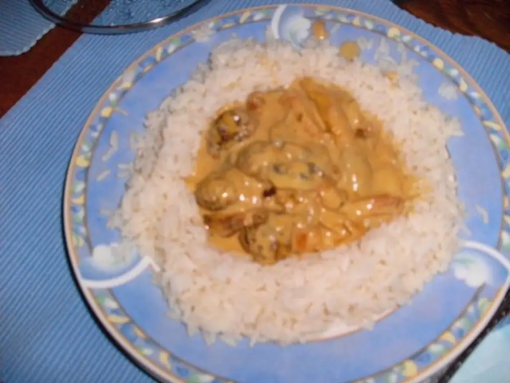 Куриное рагу с грибами в сливках