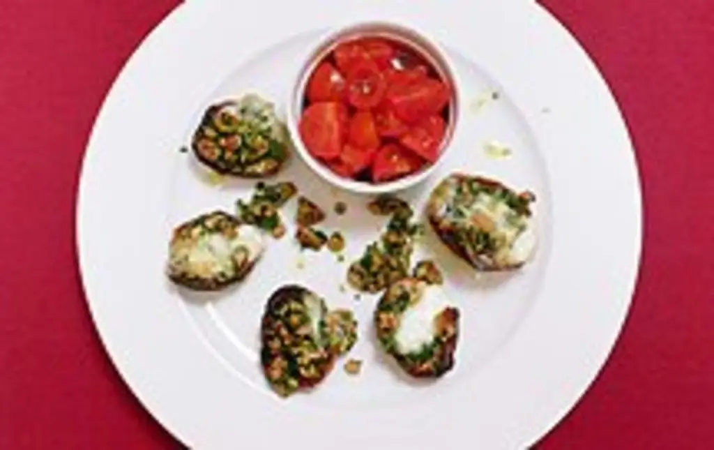 Печеный картофель с соусом песто из грецких орехов и салатом из помидоров