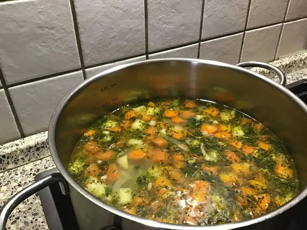 Куриный суп с лапшой из моллюсков
