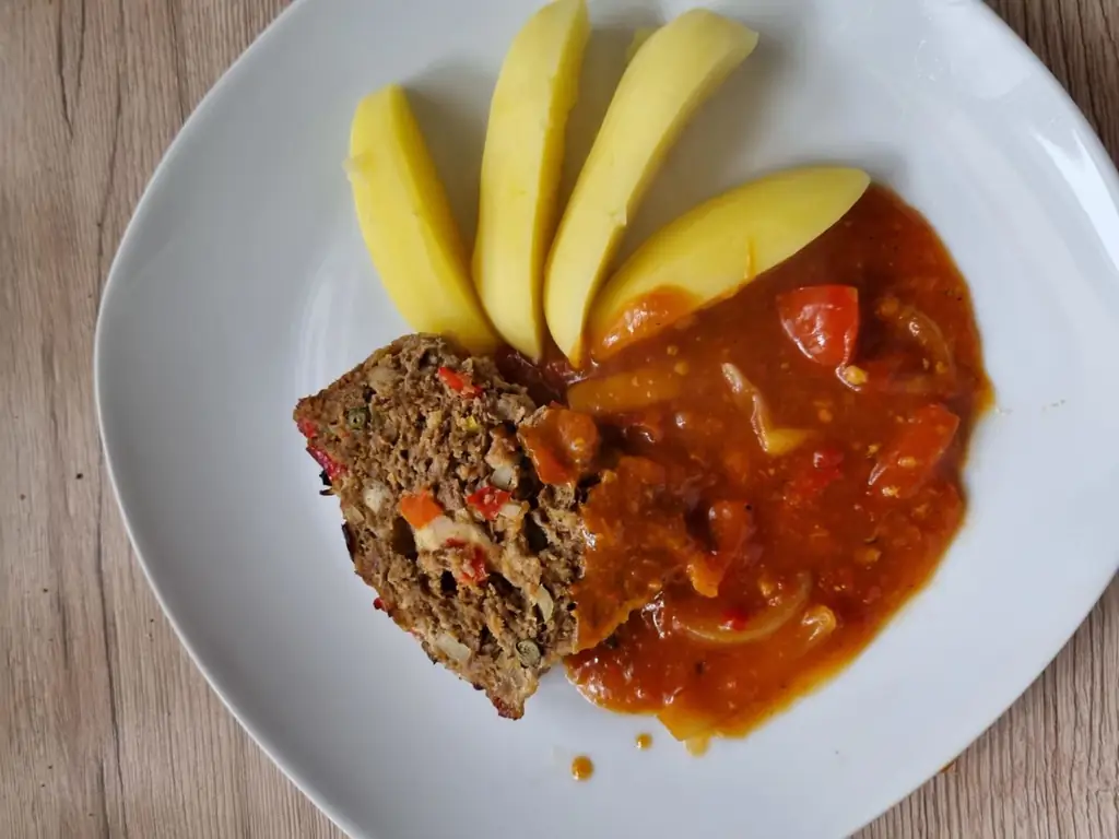 Огненный мясной рулет с луком и перцем
