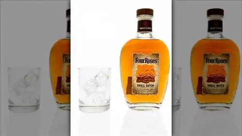 Стакан и бутылка виски Four Roses