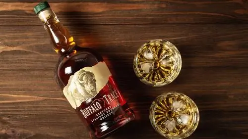 Виски Buffalo Trace с двумя стаканами