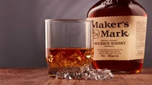 Стакан виски рядом с Maker's Mark