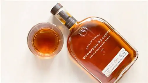 Стакан виски и бутылка Woodford Reserve