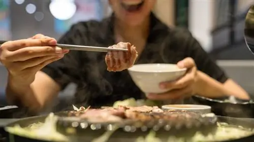 Собирать мясо палочками