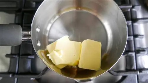 масло в кастрюле