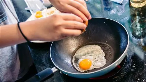 Простой лайфхак с яйцом, который значительно упростит завтрак