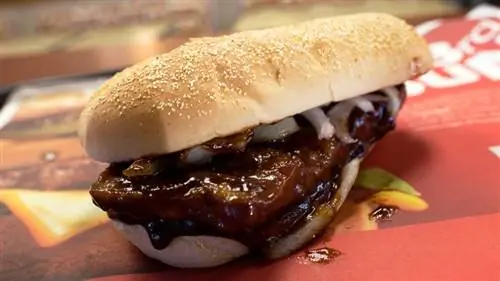 Настоящая причина, по которой McDonald's McRib продолжает исчезать из меню