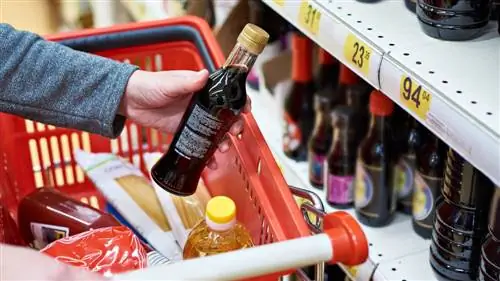 Покупка бутылки соевого соуса Покупка бутылки соевого соуса