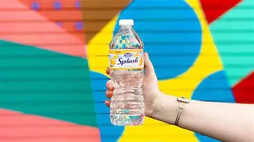 Бутылка воды Nestle Splash с красочным фоном Бутылка воды Nestle Splash с красочным фоном