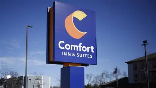 Голубая вывеска Comfort Inn & Suites на фоне голубого неба